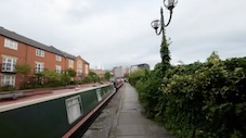 A sidewalk next to a building

Description automatically generated